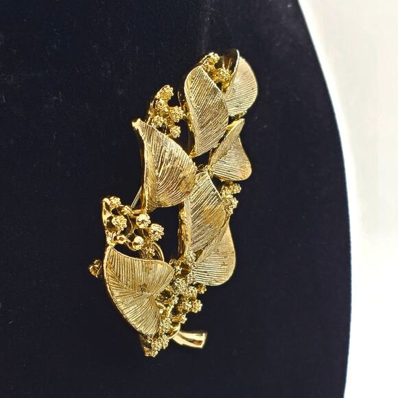 Lisner Leaf Brooch Gold Tone Pin Berries Leaves Vintage 60s Retro Garden Jewelry - Picture 4 of 7